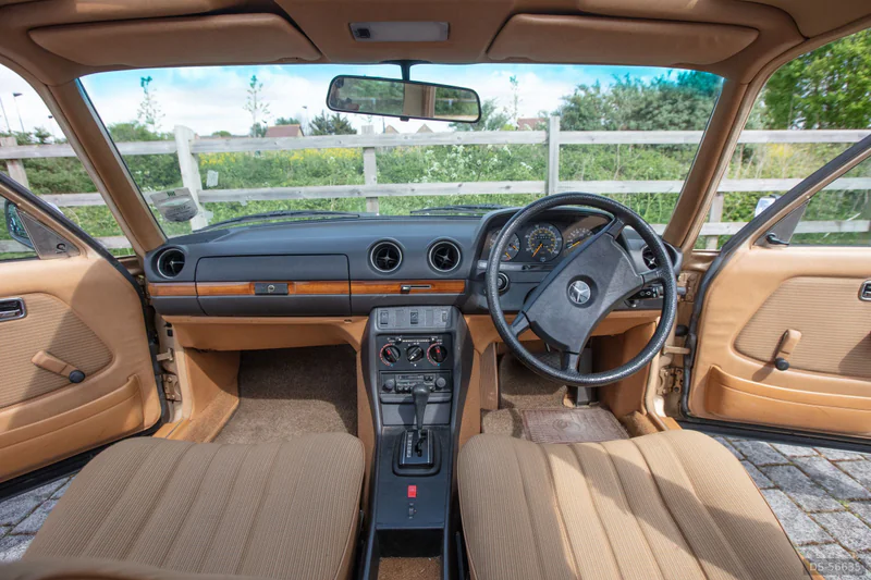 1983 Mercedes-Benz 230e W123 in London 10