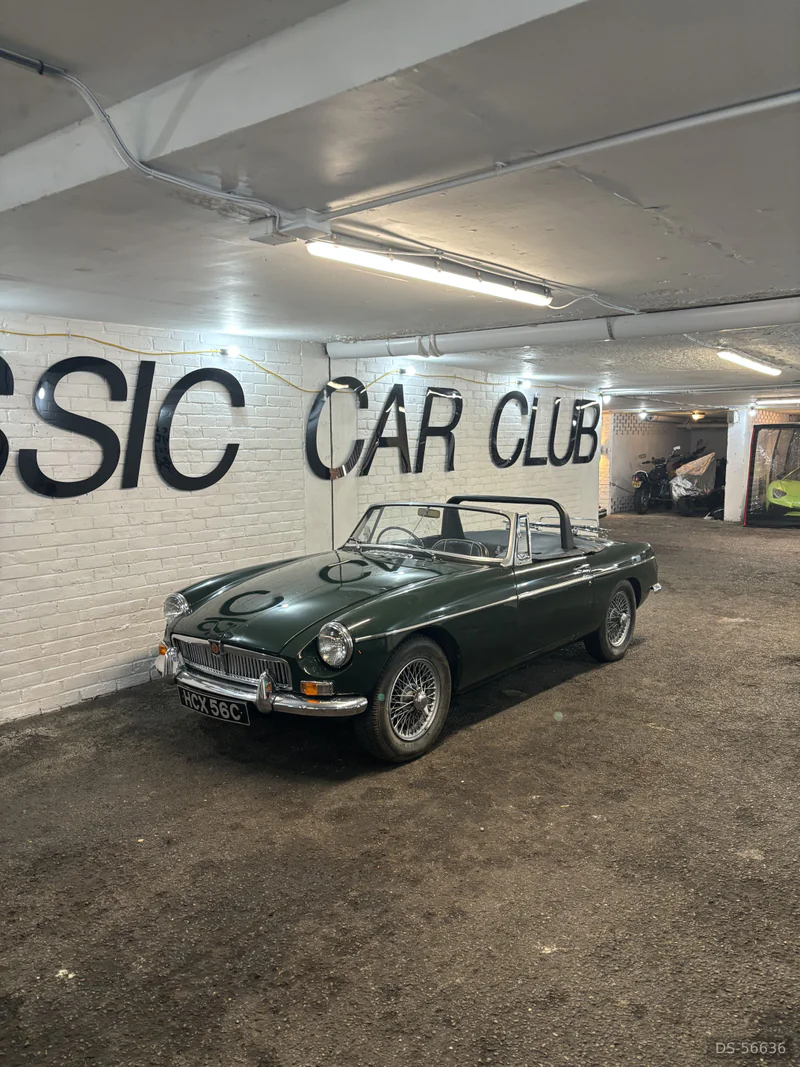 1965 MG B Gt in London 8