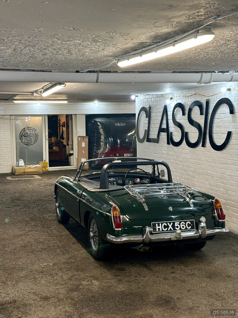 1965 MG B Gt in London 5
