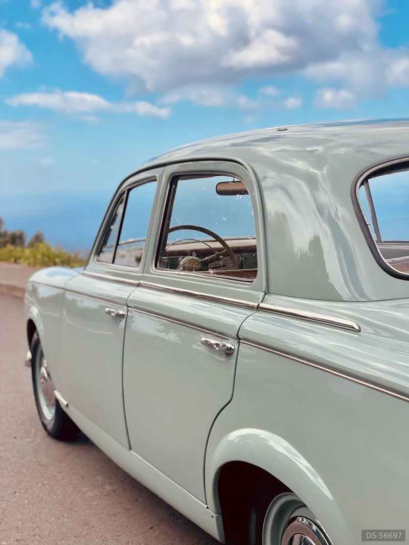 1957 Peugeot 403 in Funchal 4