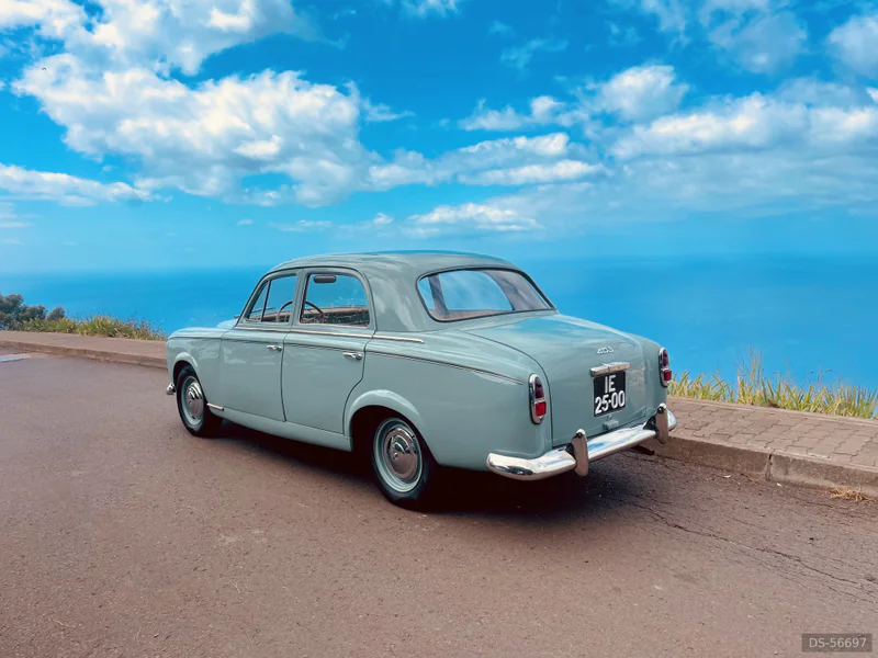 1957 Peugeot 403 in Funchal 7