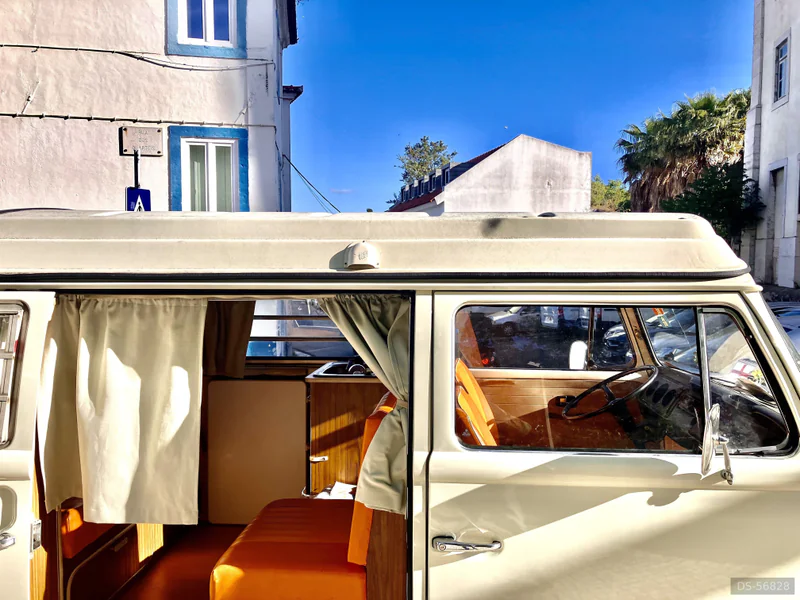 1973 Volkswagen T2 in Lisboa 2