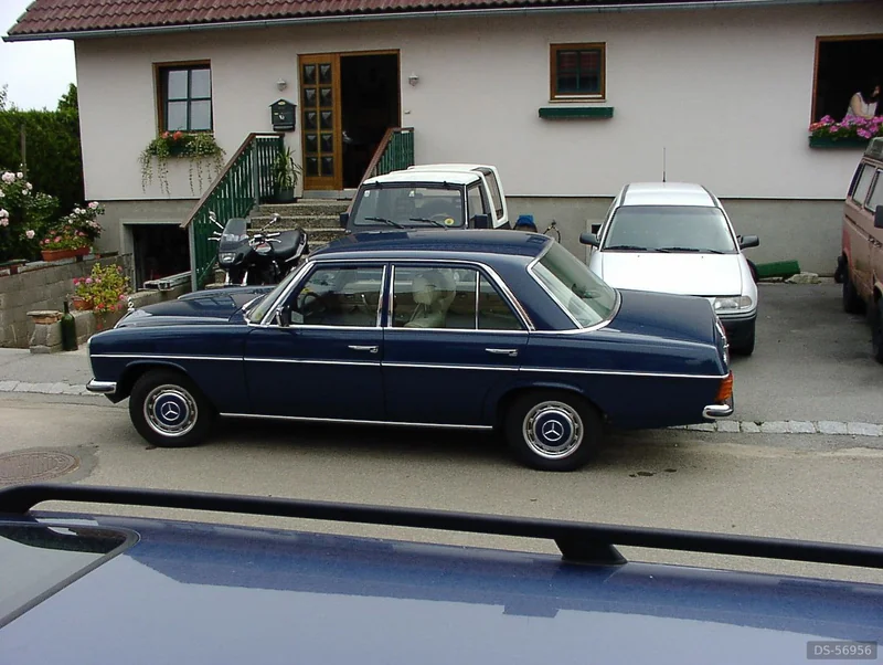 1973 Mercedes-Benz W115 240D in Hadres 2