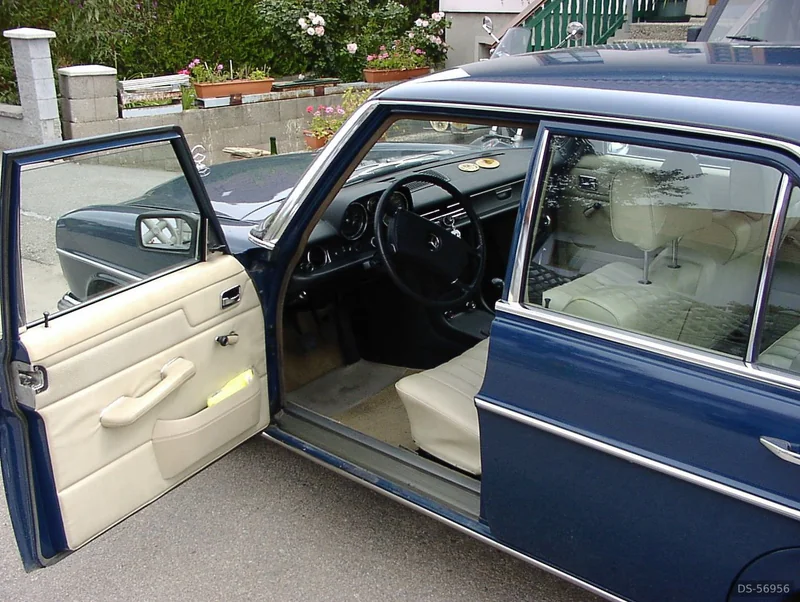 1973 Mercedes-Benz W115 240D in Hadres 4