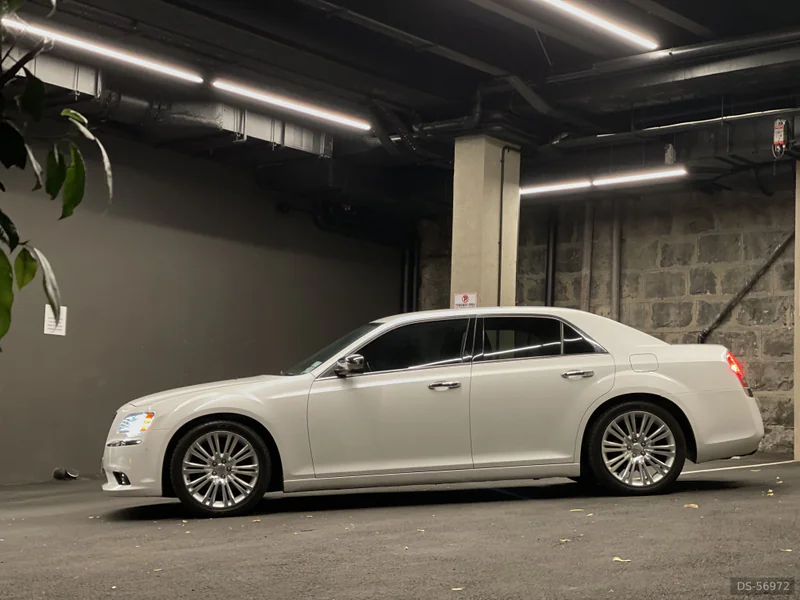 2014 Chrysler 300c in Auckland 3