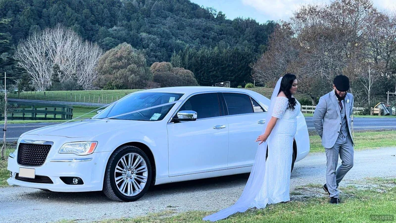 2014 Chrysler 300c in Auckland 5