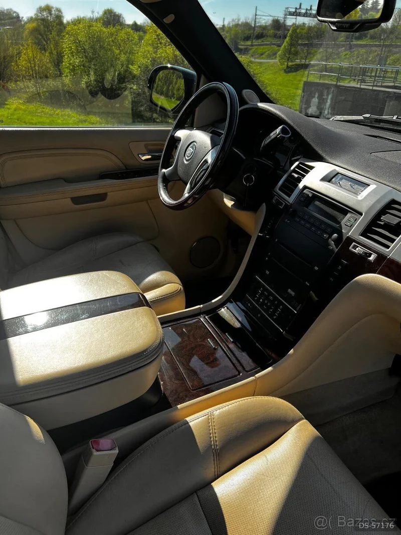 2009 Cadillac Escalade in Praha 7