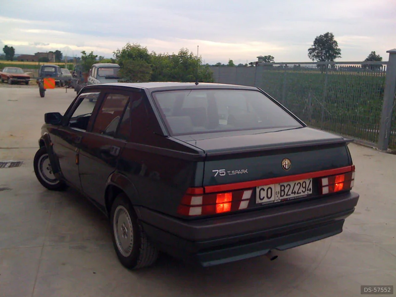 1991 Alfa Romeo 75  in Milano 12