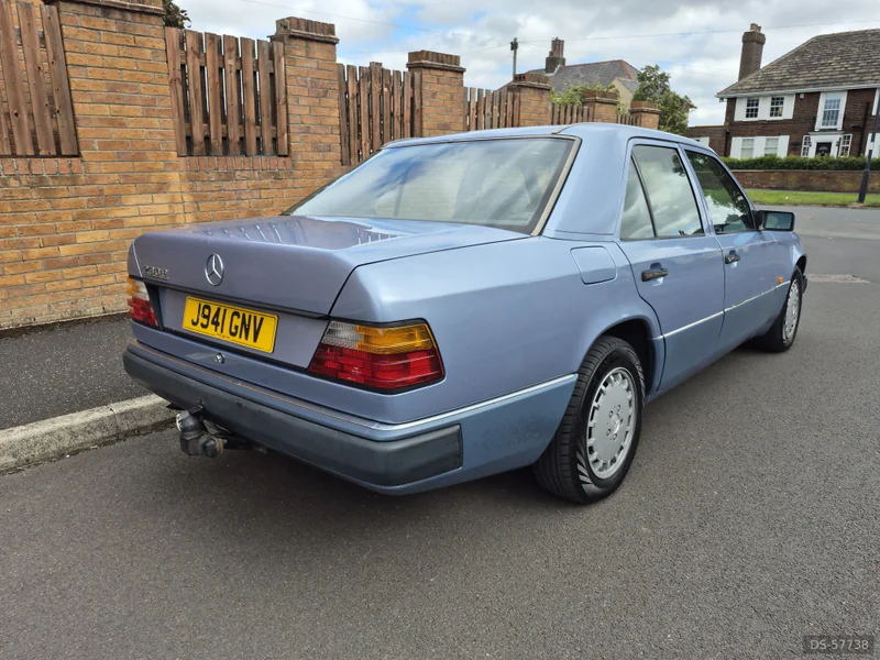 1991 Mercedes-Benz W124 E Class 230e in Bradford 3