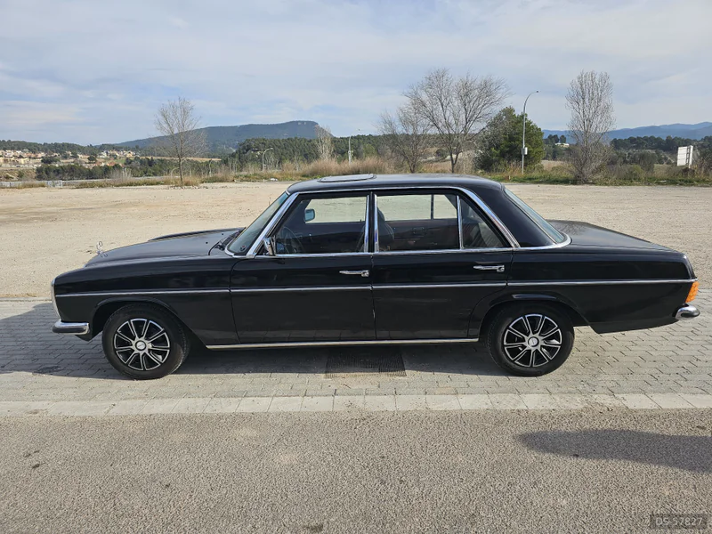 1975 Mercedes-Benz 230.6 in Igualada 3