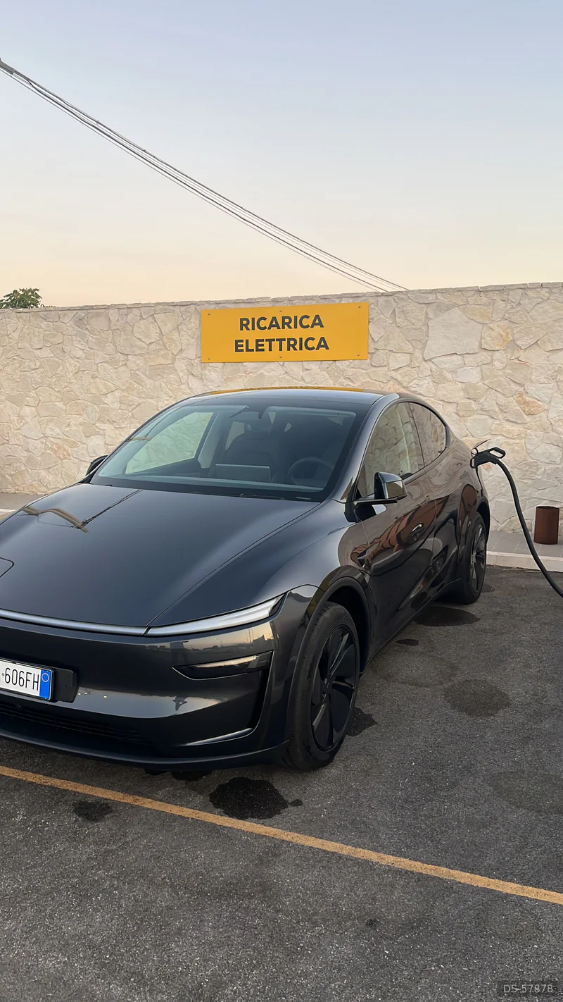 2025 Tesla Model Y in Bari 2
