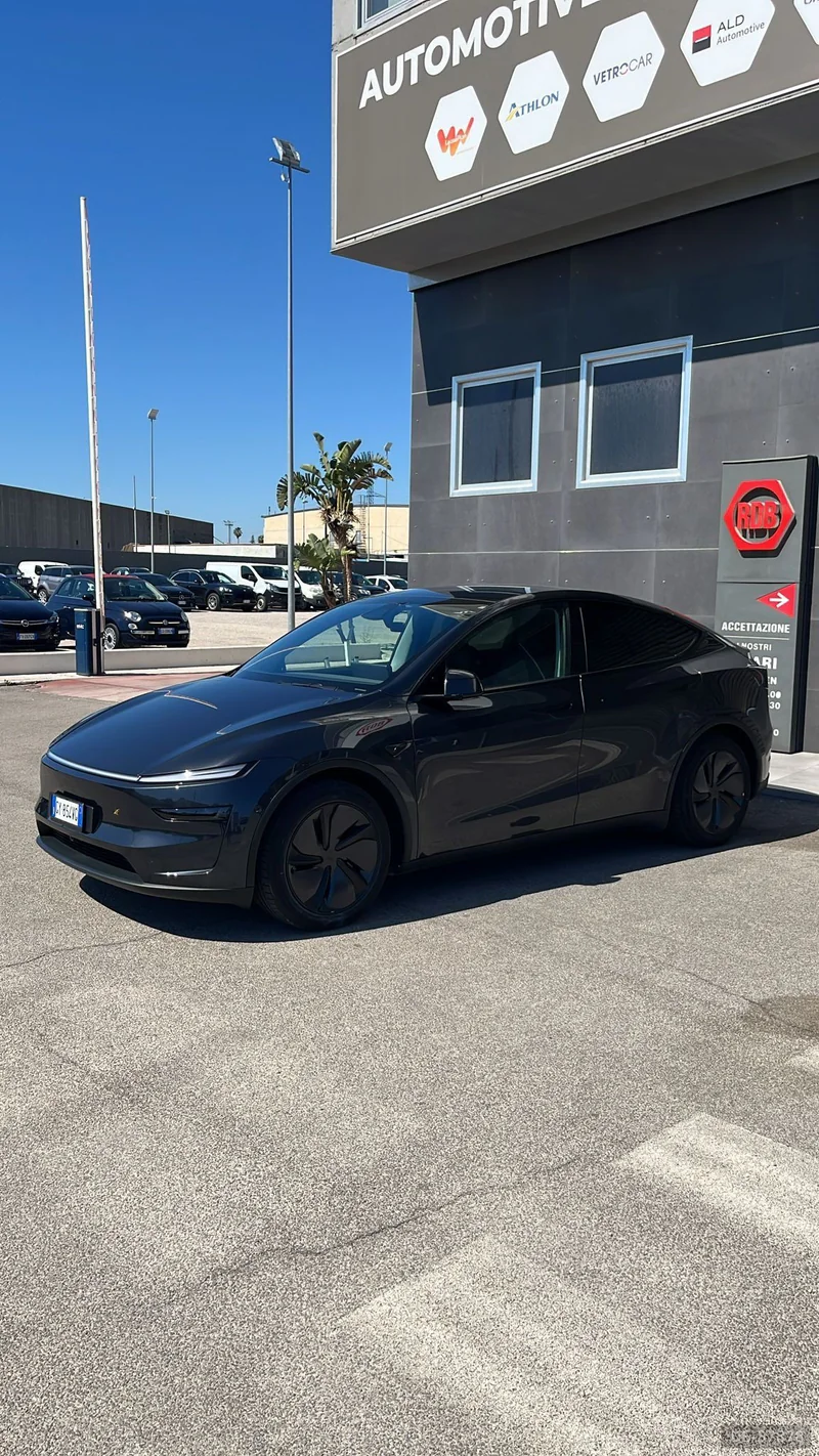 2025 Tesla Model Y in Bari 1