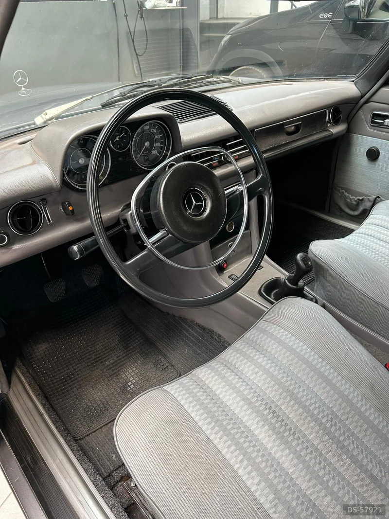 1976 Mercedes-Benz W115 240d 3.0 in Lisboa 4
