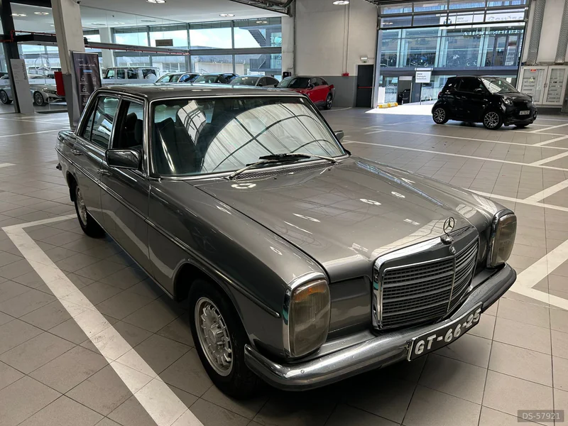 1976 Mercedes-Benz W115 240d 3.0 in Lisboa 3