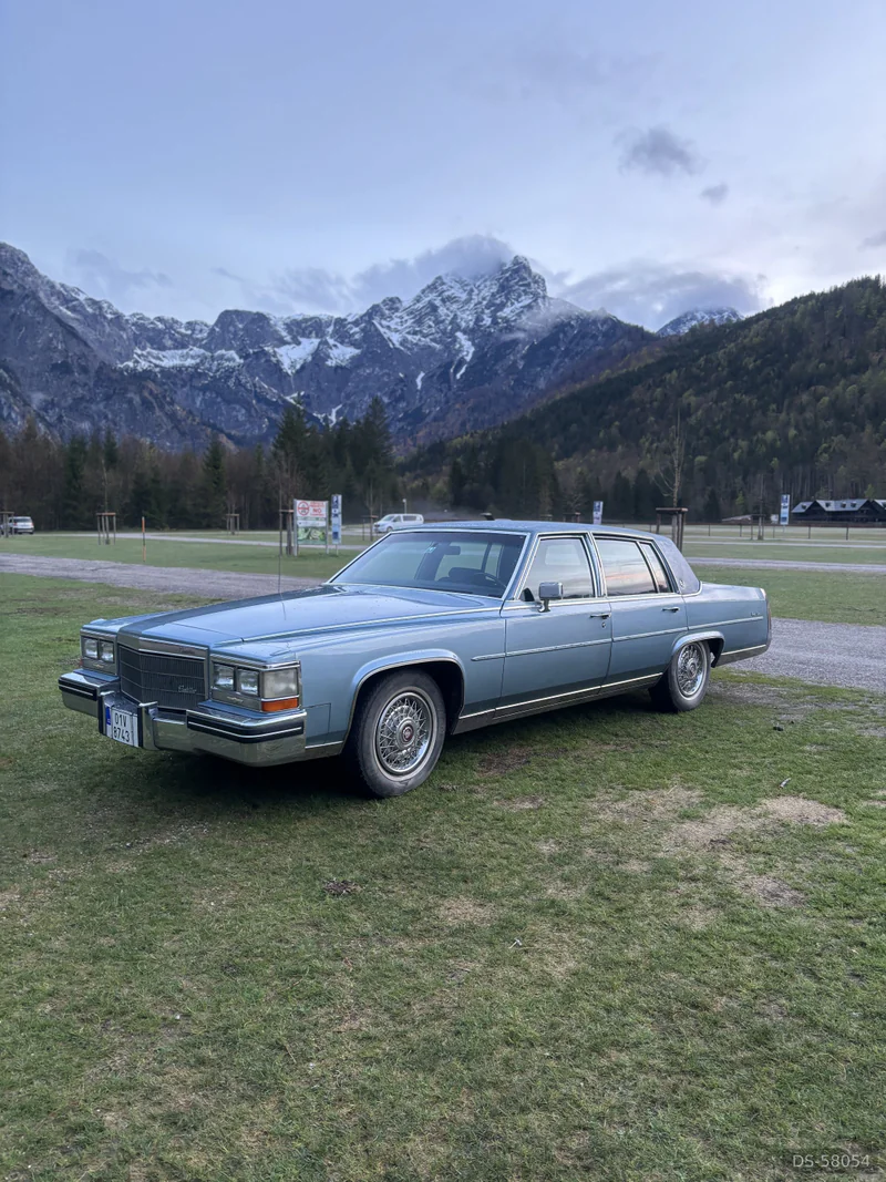 1986 Cadillac Fleetwood Brougham in Praha 1