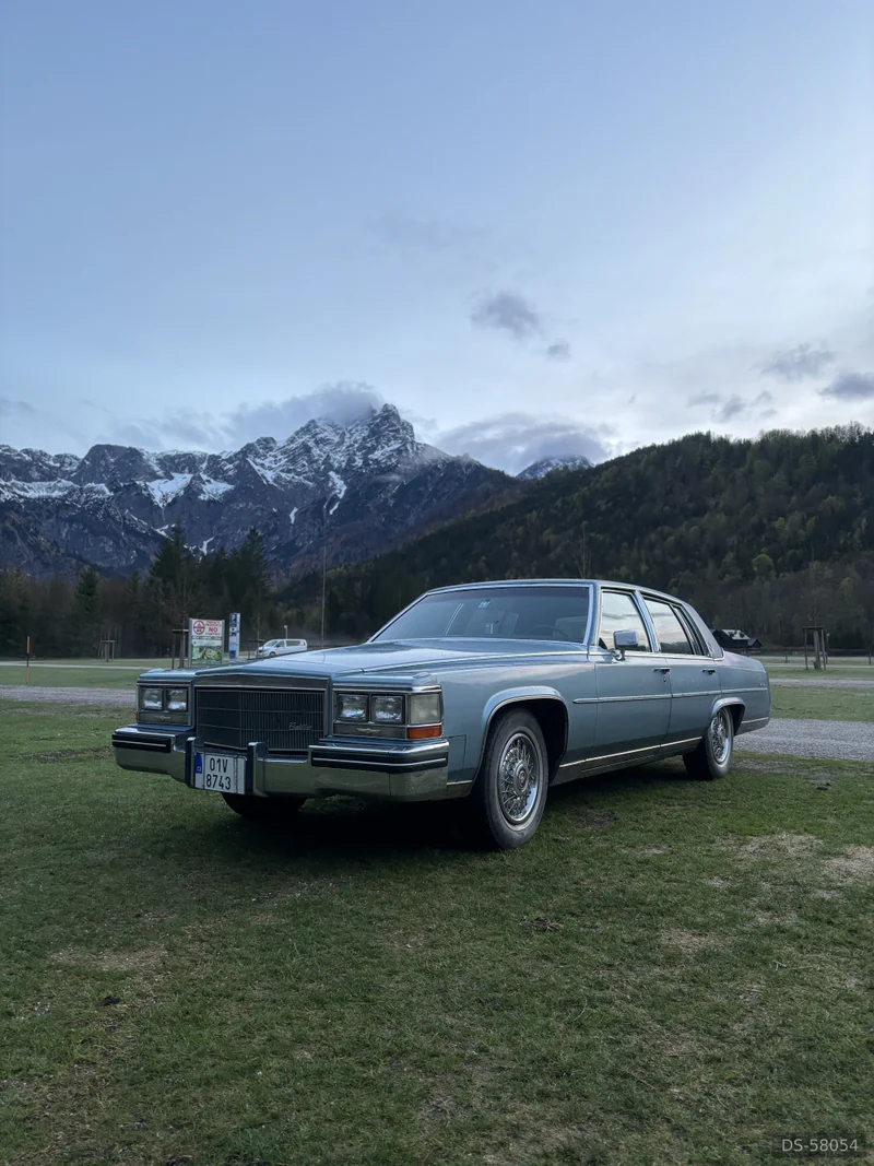 1986 Cadillac Fleetwood Brougham in Praha 3