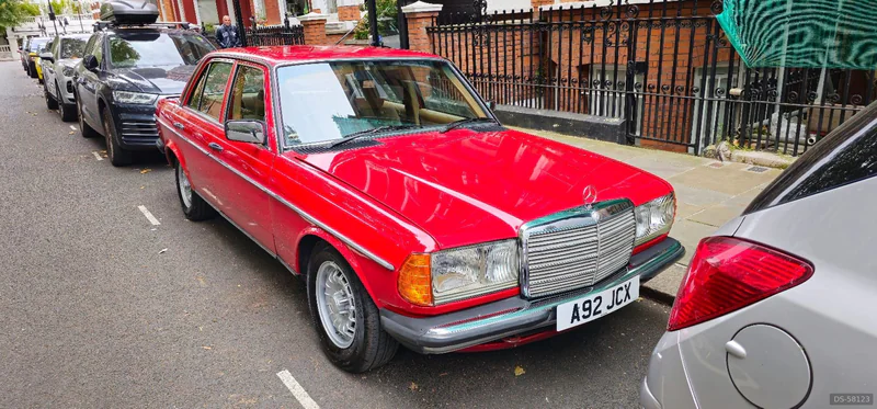 1984 Mercedes-Benz 200 W123 in London 3
