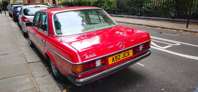 1984 Mercedes-Benz 200 W123 in London 4