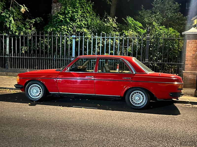 1984 Mercedes-Benz 200 W123 in London 2