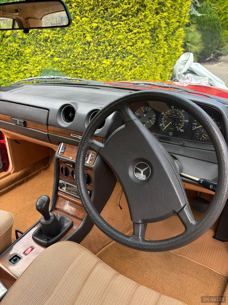1984 Mercedes-Benz 200 W123 in London 6