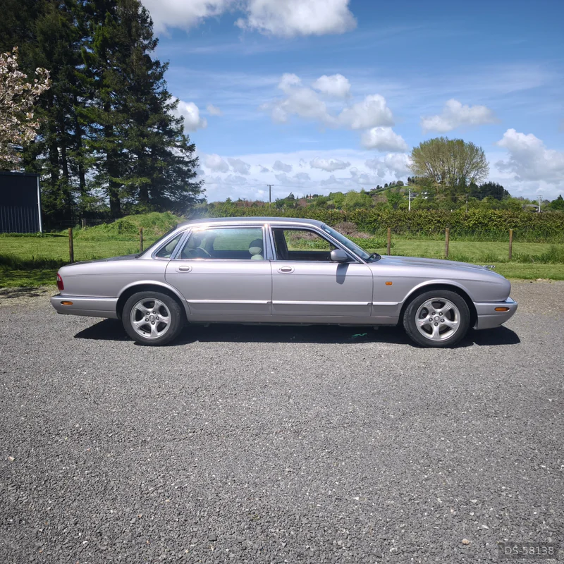 2000 Jaguar Xj8 in Hamilton 4