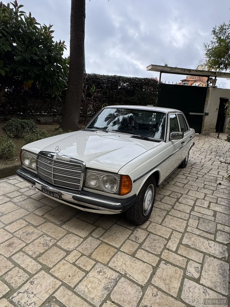 1979 Mercedes-Benz 200 in Napoli 2