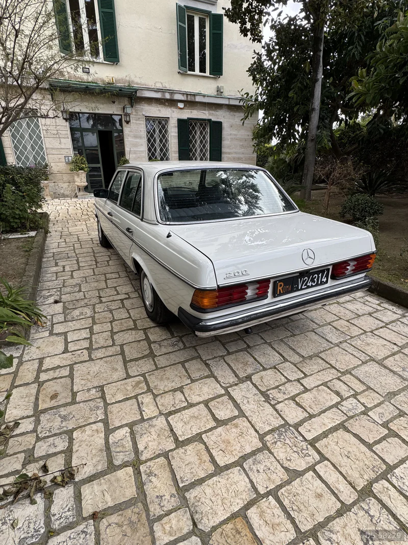 1979 Mercedes-Benz 200 in Napoli 3