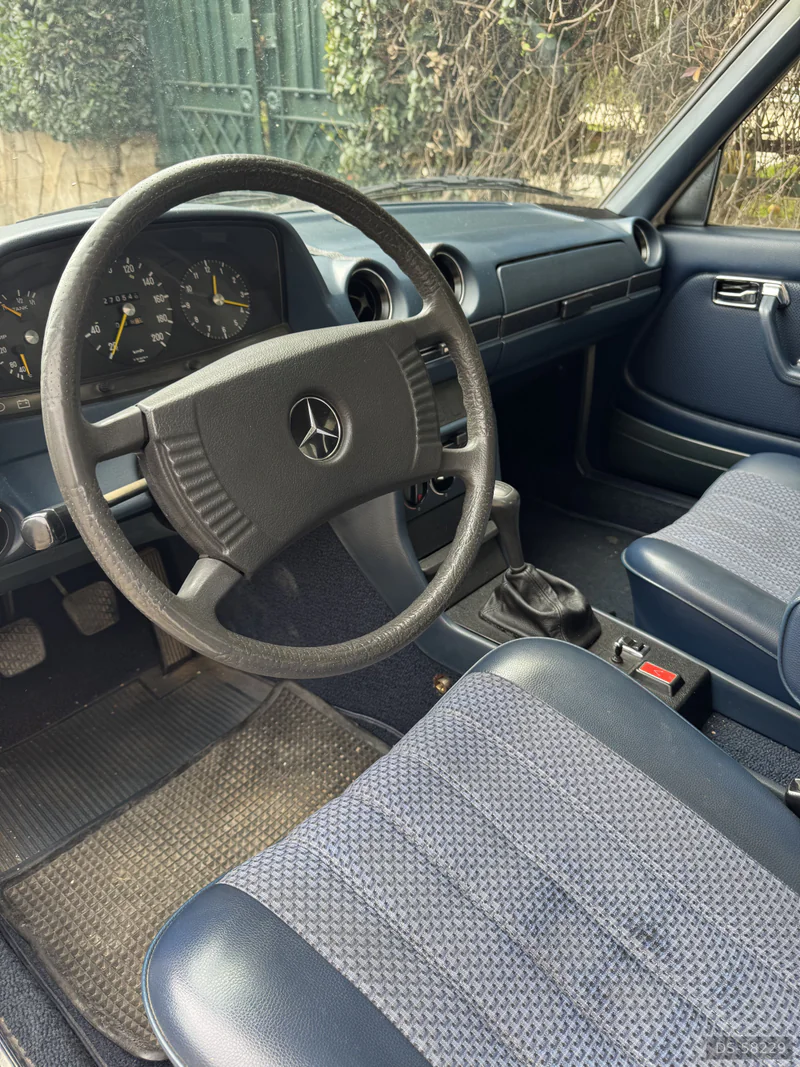 1979 Mercedes-Benz 200 in Napoli 4