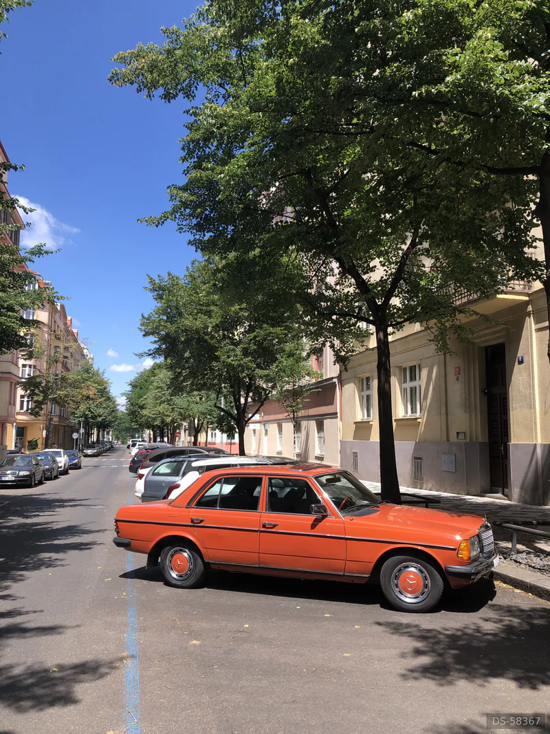 1979 Mercedes-Benz W123 200d in Praha 3