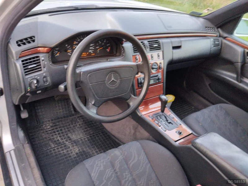 1998 Mercedes-Benz E290 in Janówek Pierwszy 7