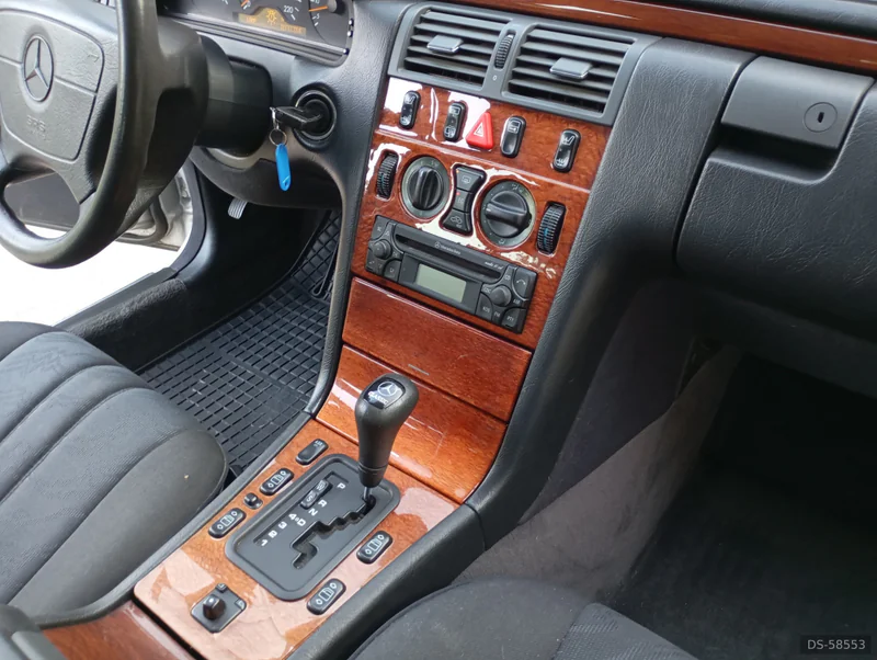 1998 Mercedes-Benz E290 in Janówek Pierwszy 8