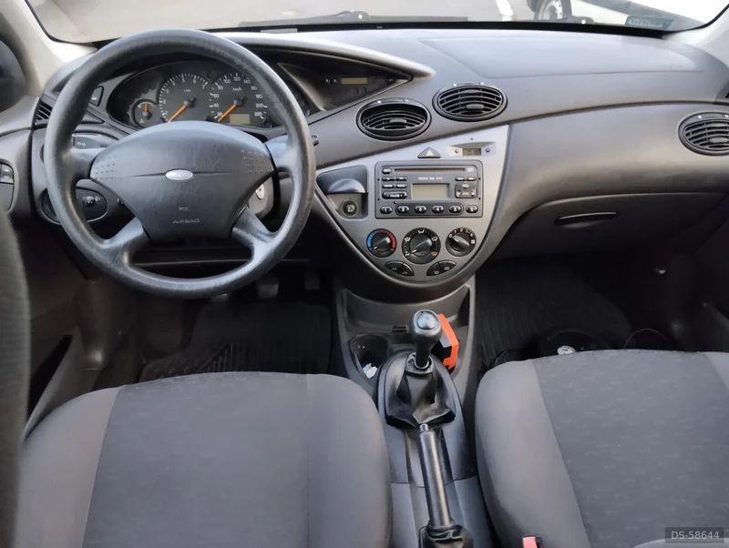 2001 Ford Focus Mk1 in Janówek Pierwszy 7