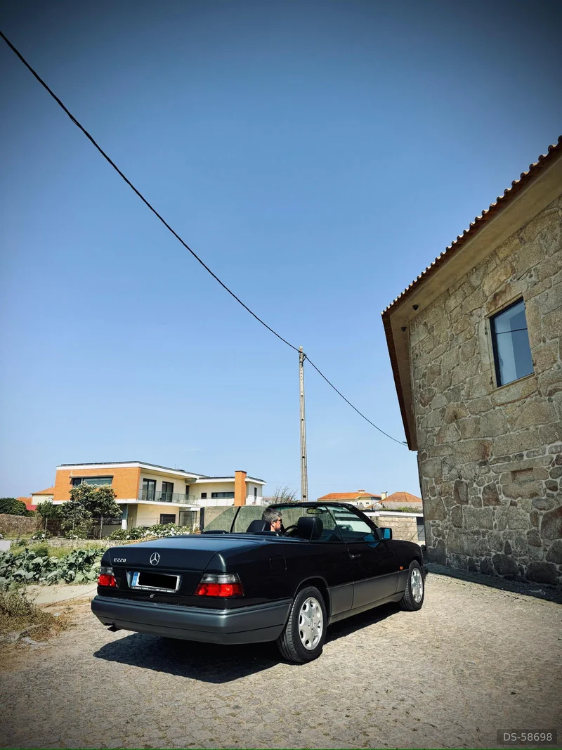 1995 Mercedes-Benz C124 Cabrio in Porto 2