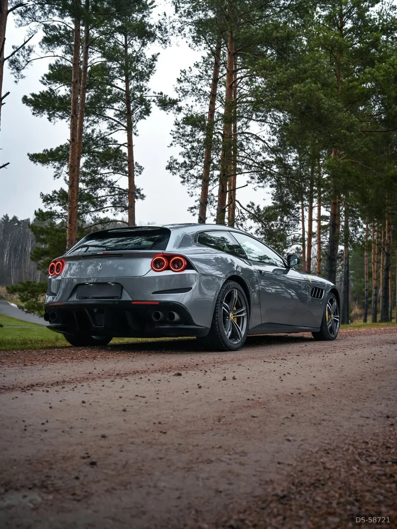 2017 Ferrari GTC4 Lusso in Djursholm 3