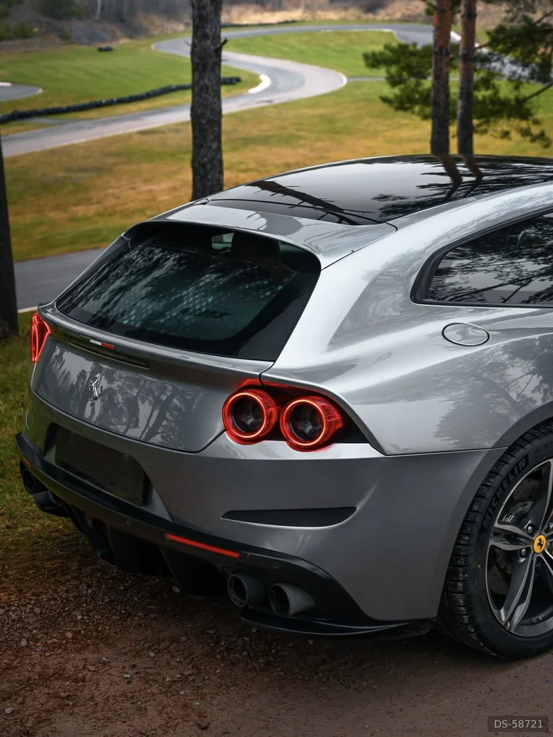 2017 Ferrari GTC4 Lusso in Djursholm 4