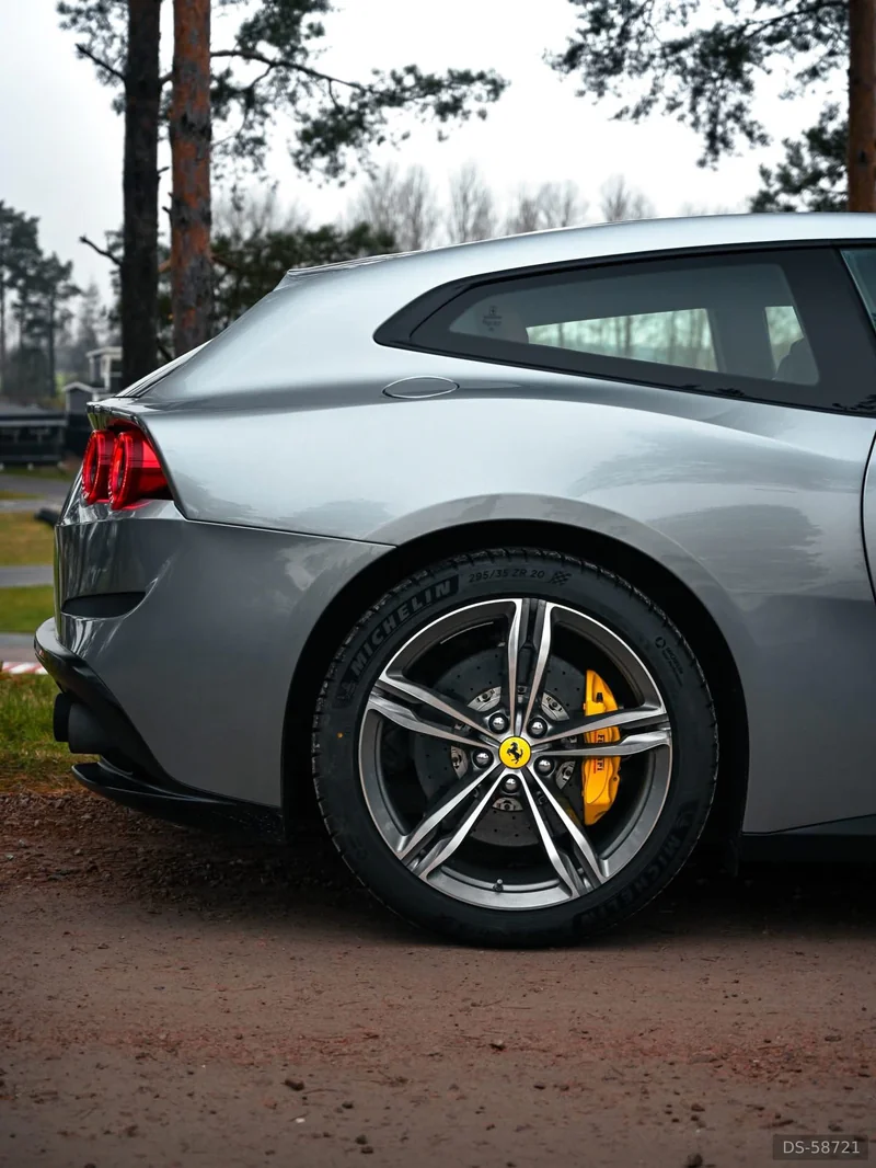 2017 Ferrari GTC4 Lusso in Djursholm 5