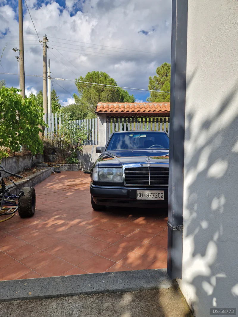 1988 Mercedes-Benz W124 200e in Catania 2