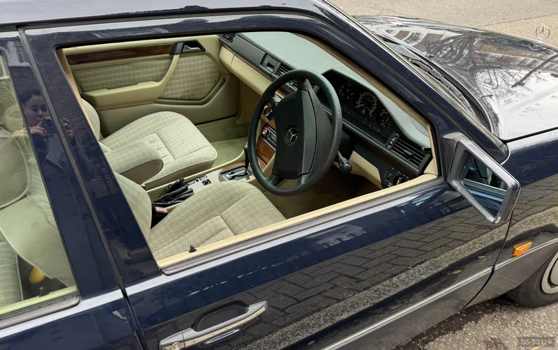 1991 Mercedes-Benz 230e in London 4