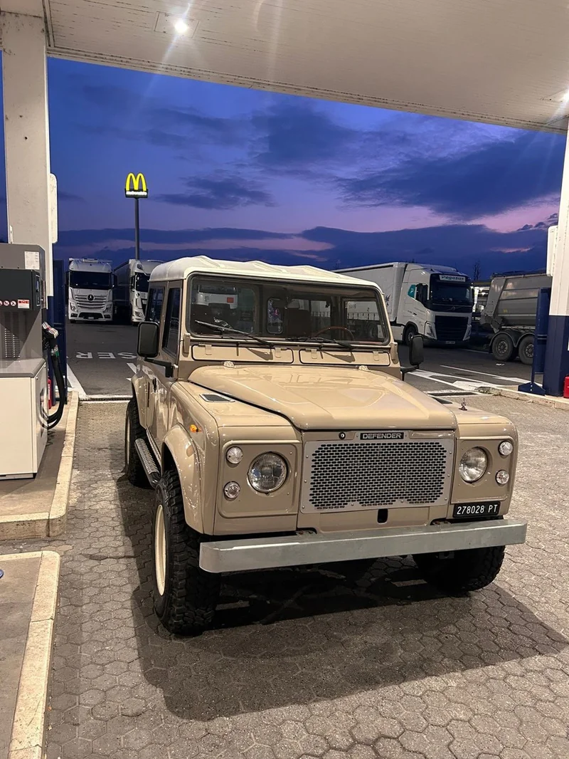 1985 Land Rover 90 in Pavia 4