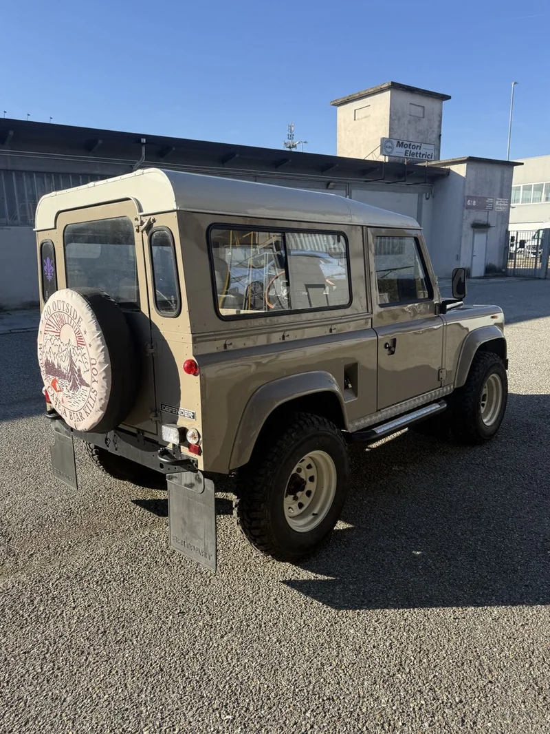1985 Land Rover 90 in Pavia 5