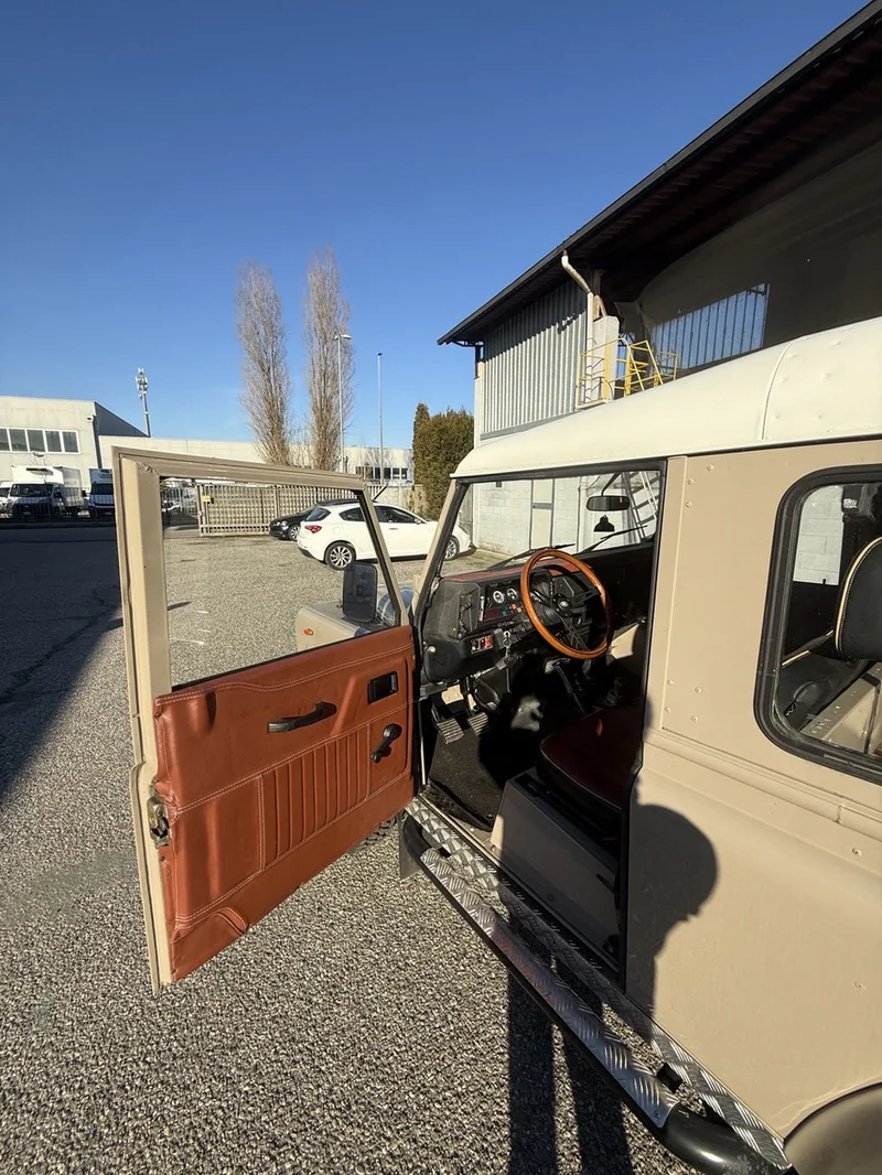 1985 Land Rover 90 in Pavia 9