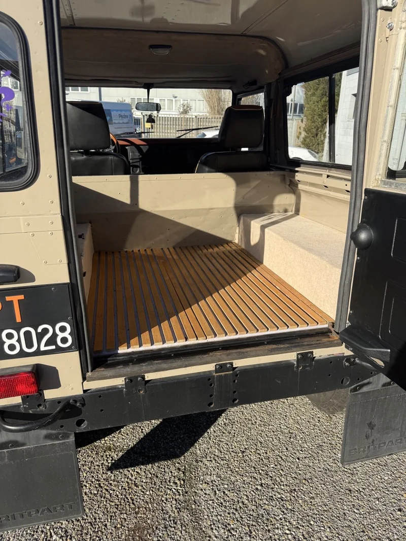 1985 Land Rover 90 in Pavia 11