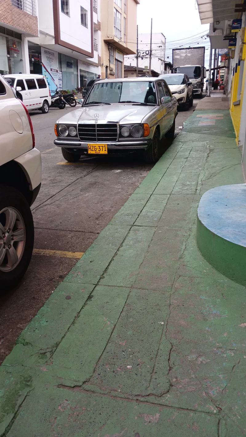 1983 Mercedes-Benz W123 in Quindio 2