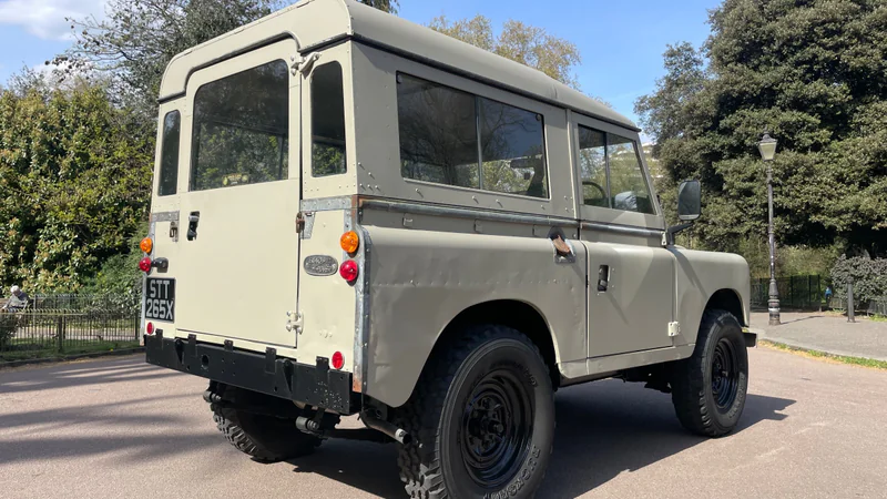 1982 Land Rover 88 in London 3