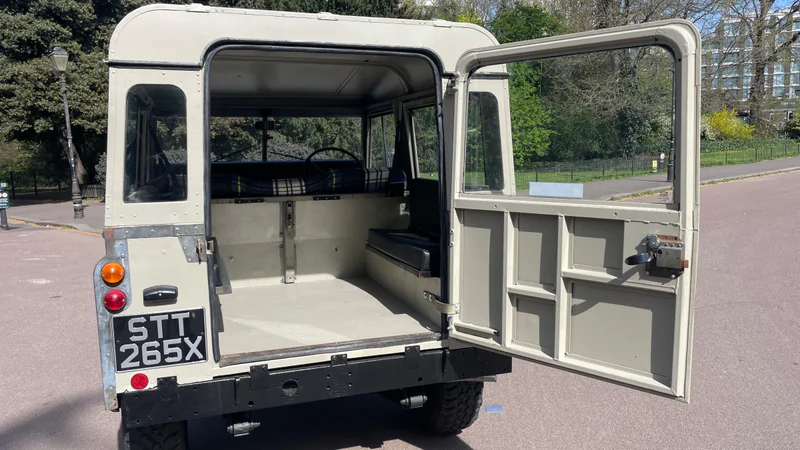 1982 Land Rover 88 in London 7