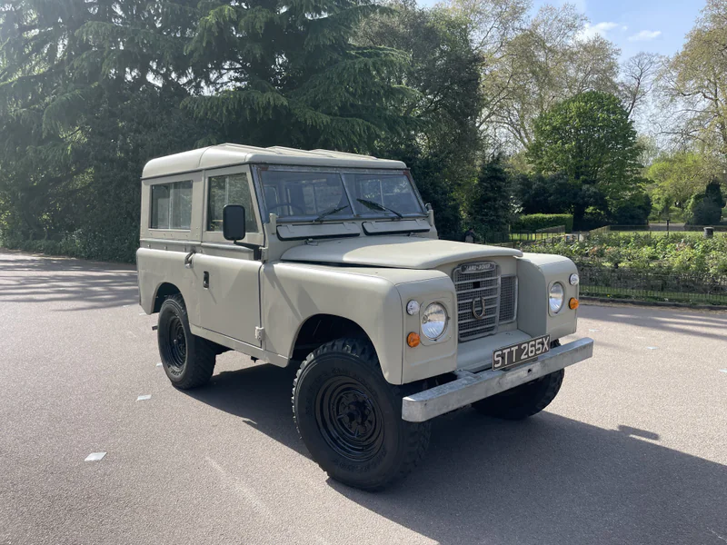 1982 Land Rover 88 in London 4