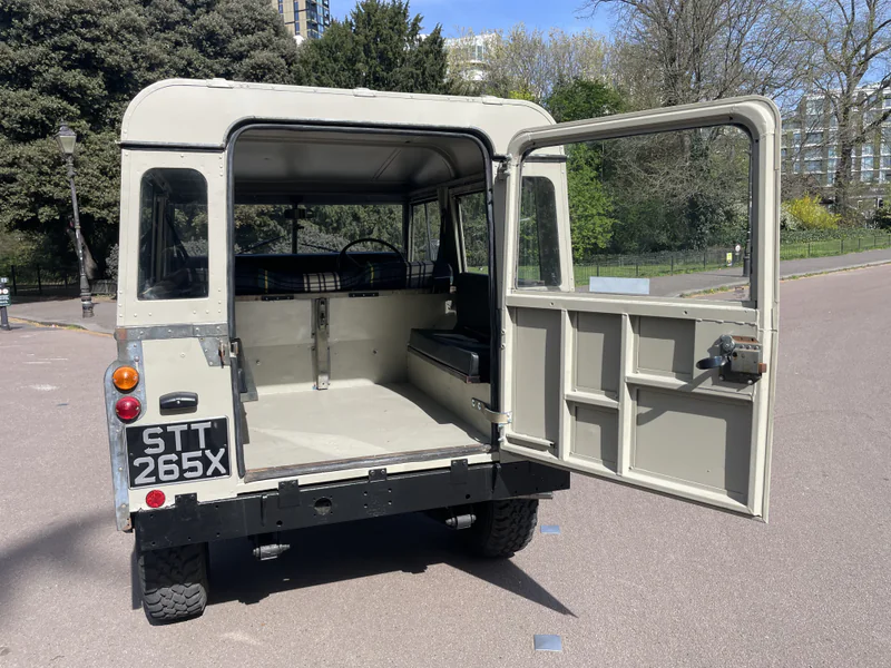 1982 Land Rover 88 in London 8