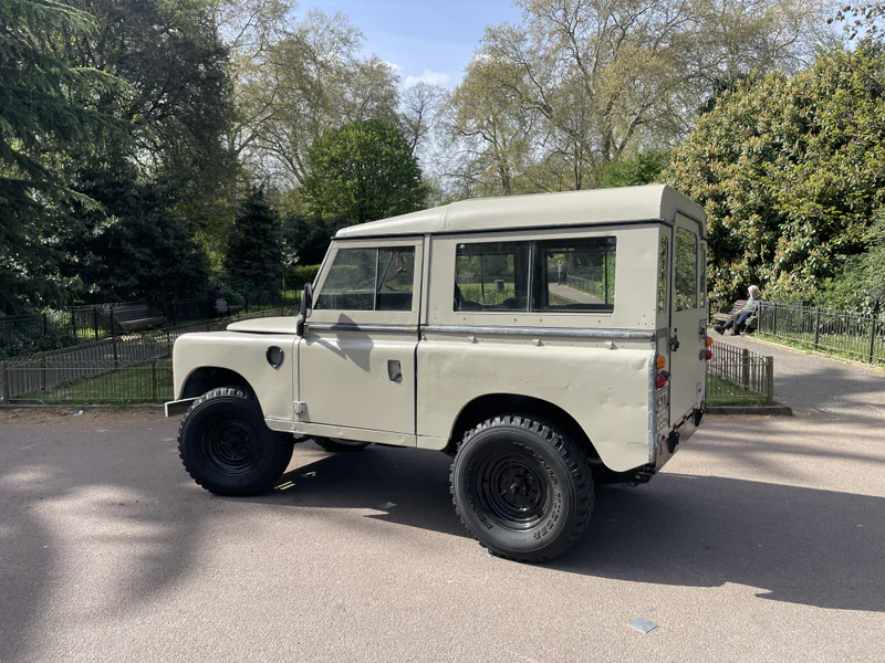 1982 Land Rover 88 in London 12