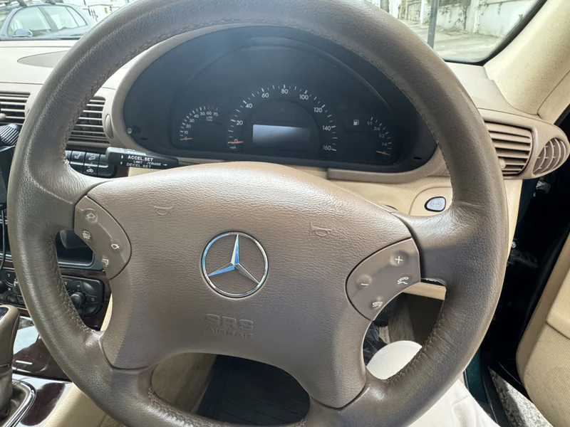 2002 Mercedes-Benz C240 in London 8