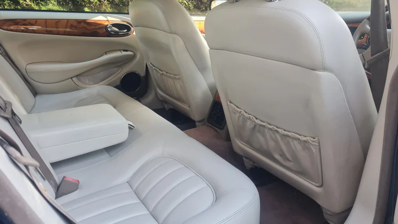 1999 Jaguar XJ8 in Wimbledon 17